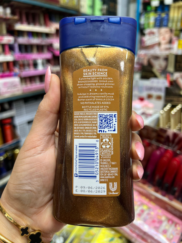 روغن بدن شاین دار و براقکننده نرم کننده و لوسیون بدن وازلین حجم ۲۰۰ میلی لیتر با رایحه کاکائو وکره کاکائو رطوبت رسان و درخشنده آبرسانی عمیق مدل Golden Hour Glow